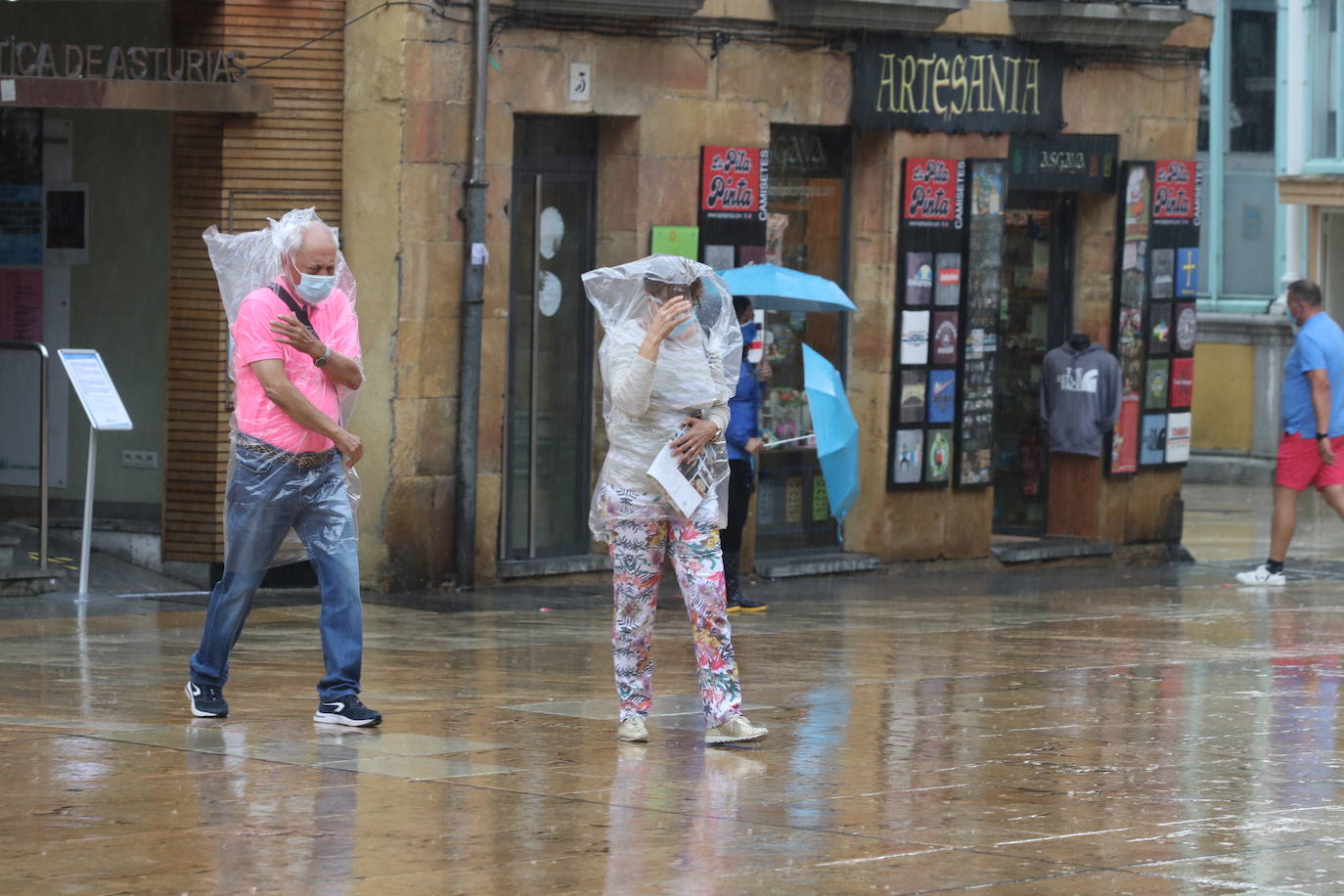 La región, que se encuentra en alerta naranja por una gota fría, se vio sorprendida por las fuertes precipitaciones.