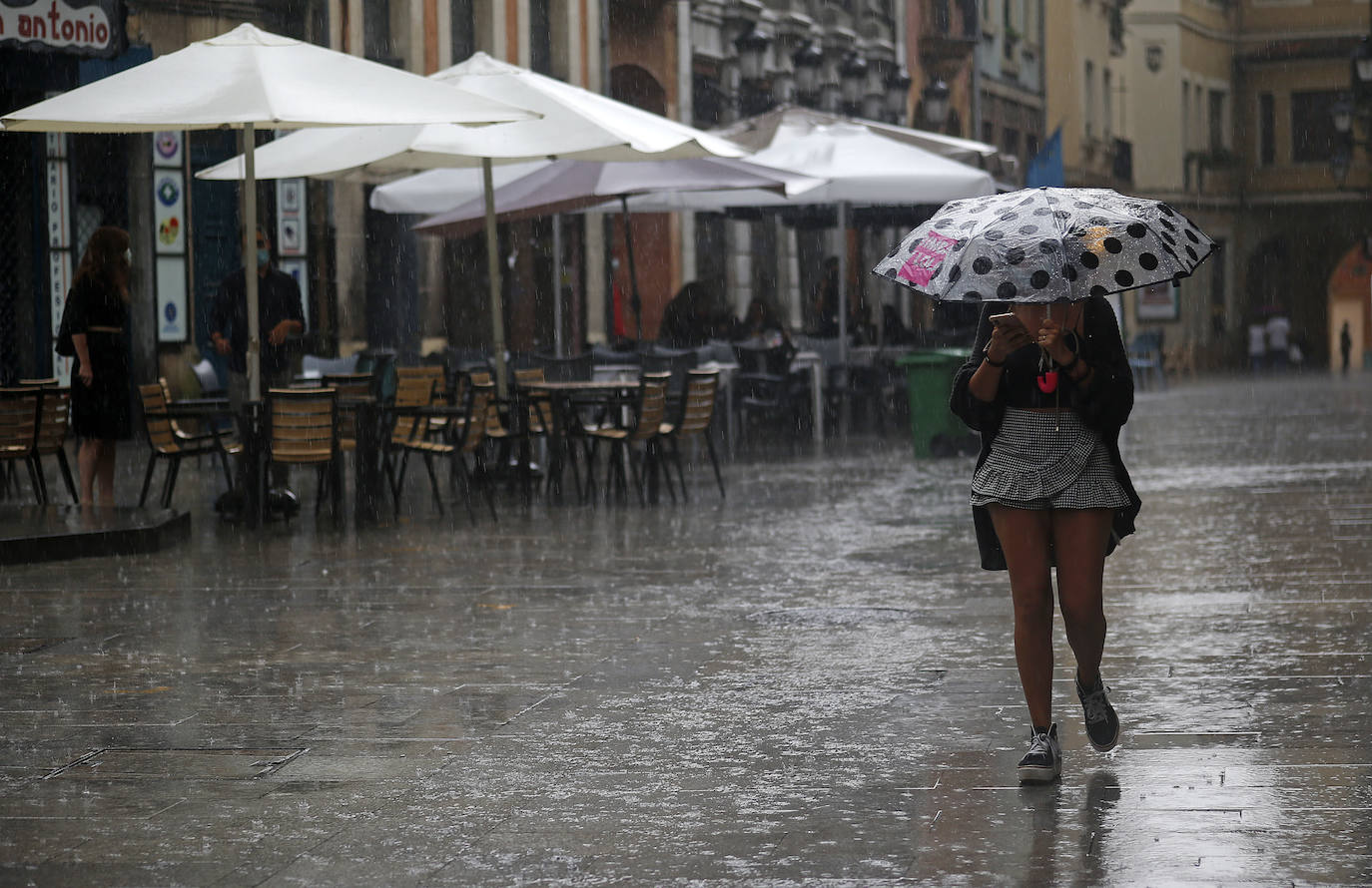 La región, que se encuentra en alerta naranja por una gota fría, se vio sorprendida por las fuertes precipitaciones.