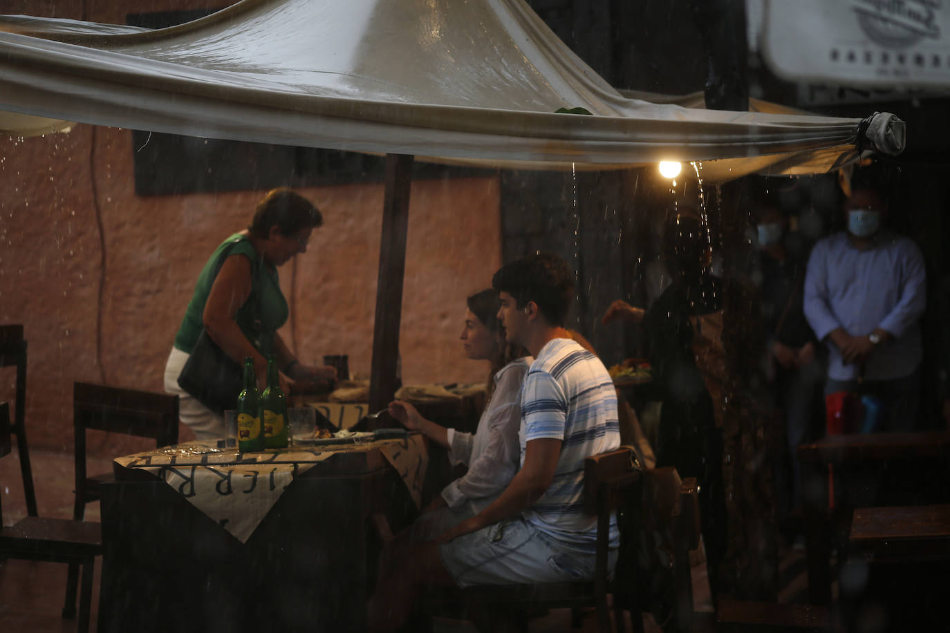 La región, que se encuentra en alerta naranja por una gota fría, se vio sorprendida por las fuertes precipitaciones.