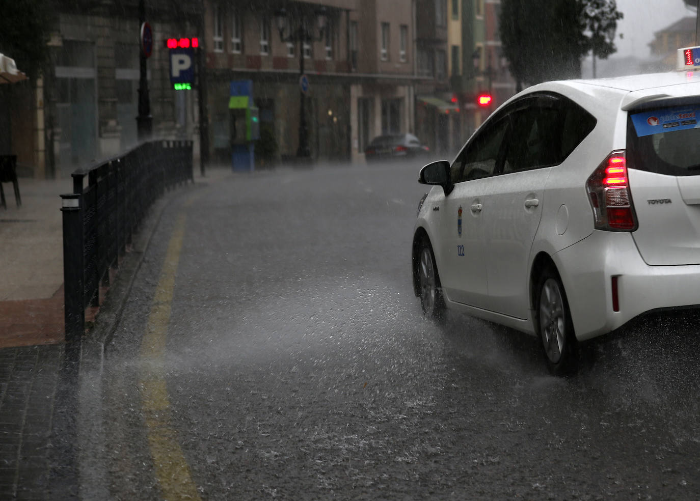 La región, que se encuentra en alerta naranja por una gota fría, se vio sorprendida por las fuertes precipitaciones.