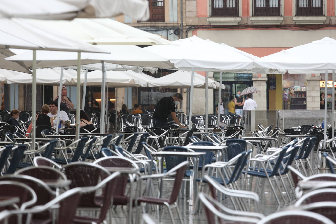 La región, que se encuentra en alerta naranja por una gota fría, se vio sorprendida por las fuertes precipitaciones.