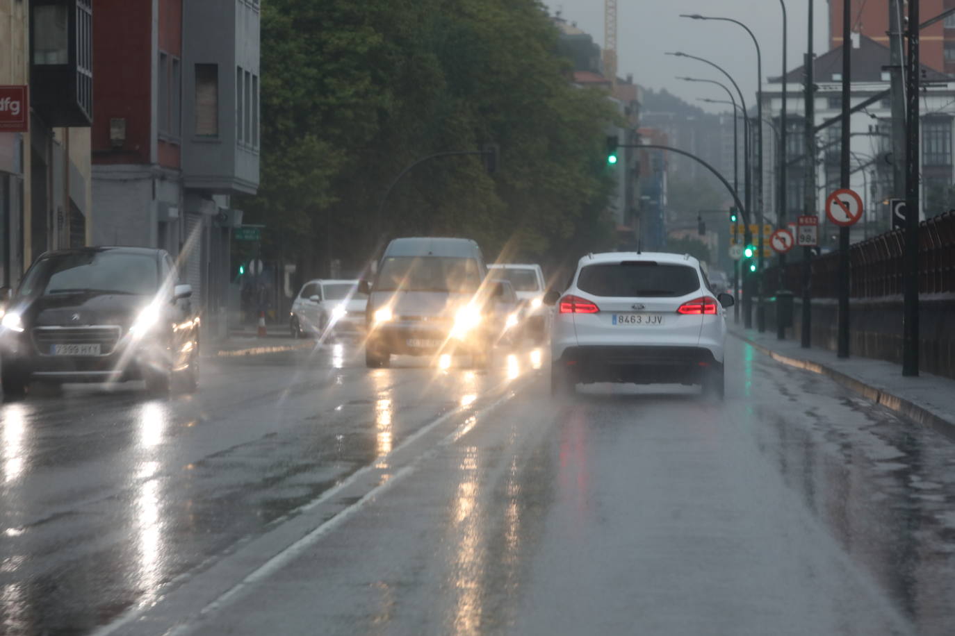 La región, que se encuentra en alerta naranja por una gota fría, se vio sorprendida por las fuertes precipitaciones.