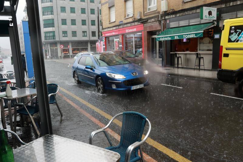 La región, que se encuentra en alerta naranja por una gota fría, se vio sorprendida por las fuertes precipitaciones.