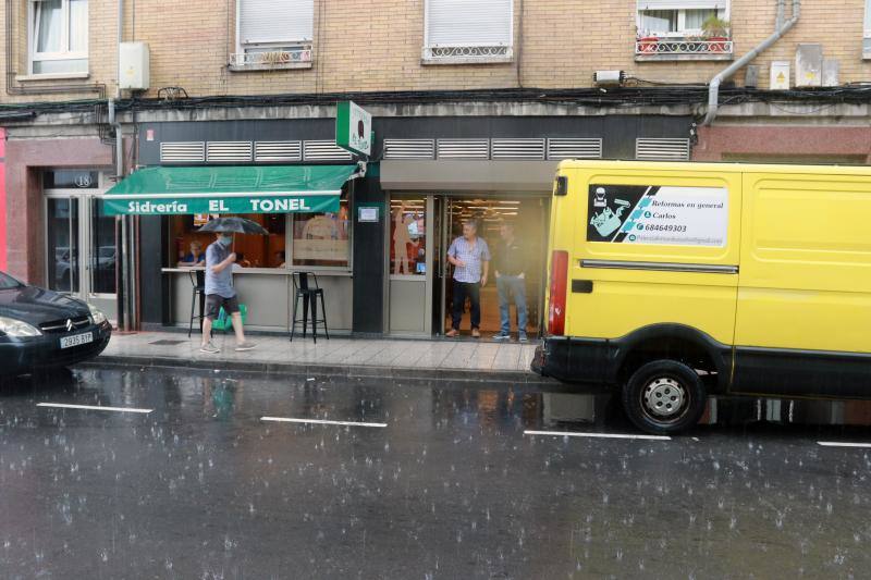 La región, que se encuentra en alerta naranja por una gota fría, se vio sorprendida por las fuertes precipitaciones.