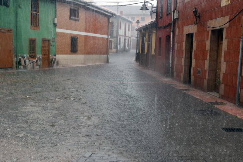 La región, que se encuentra en alerta naranja por una gota fría, se vio sorprendida por las fuertes precipitaciones.