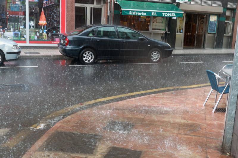 La región, que se encuentra en alerta naranja por una gota fría, se vio sorprendida por las fuertes precipitaciones.