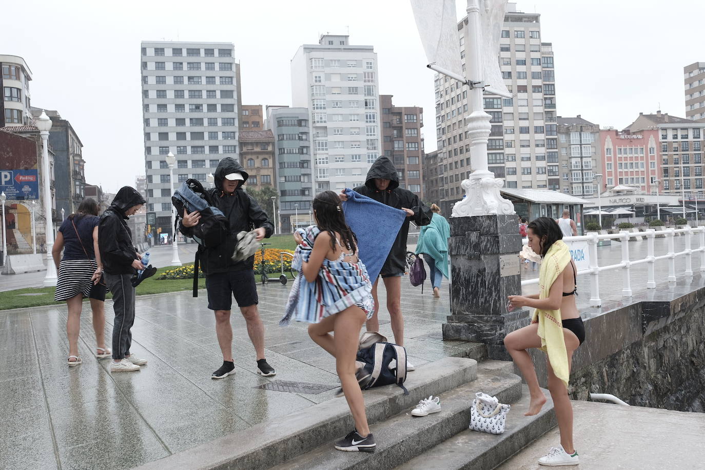 La región, que se encuentra en alerta naranja por una gota fría, se vio sorprendida por las fuertes precipitaciones.