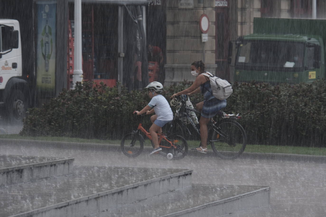 La región, que se encuentra en alerta naranja por una gota fría, se vio sorprendida por las fuertes precipitaciones.