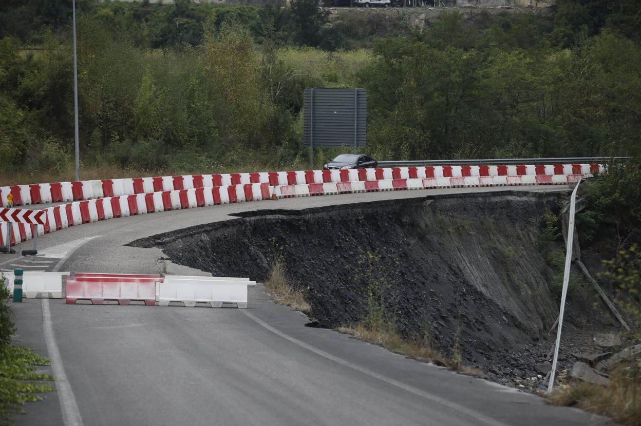 Estado que presenta el corredor del Aller, la AS-112, a la altura de Moreda. 