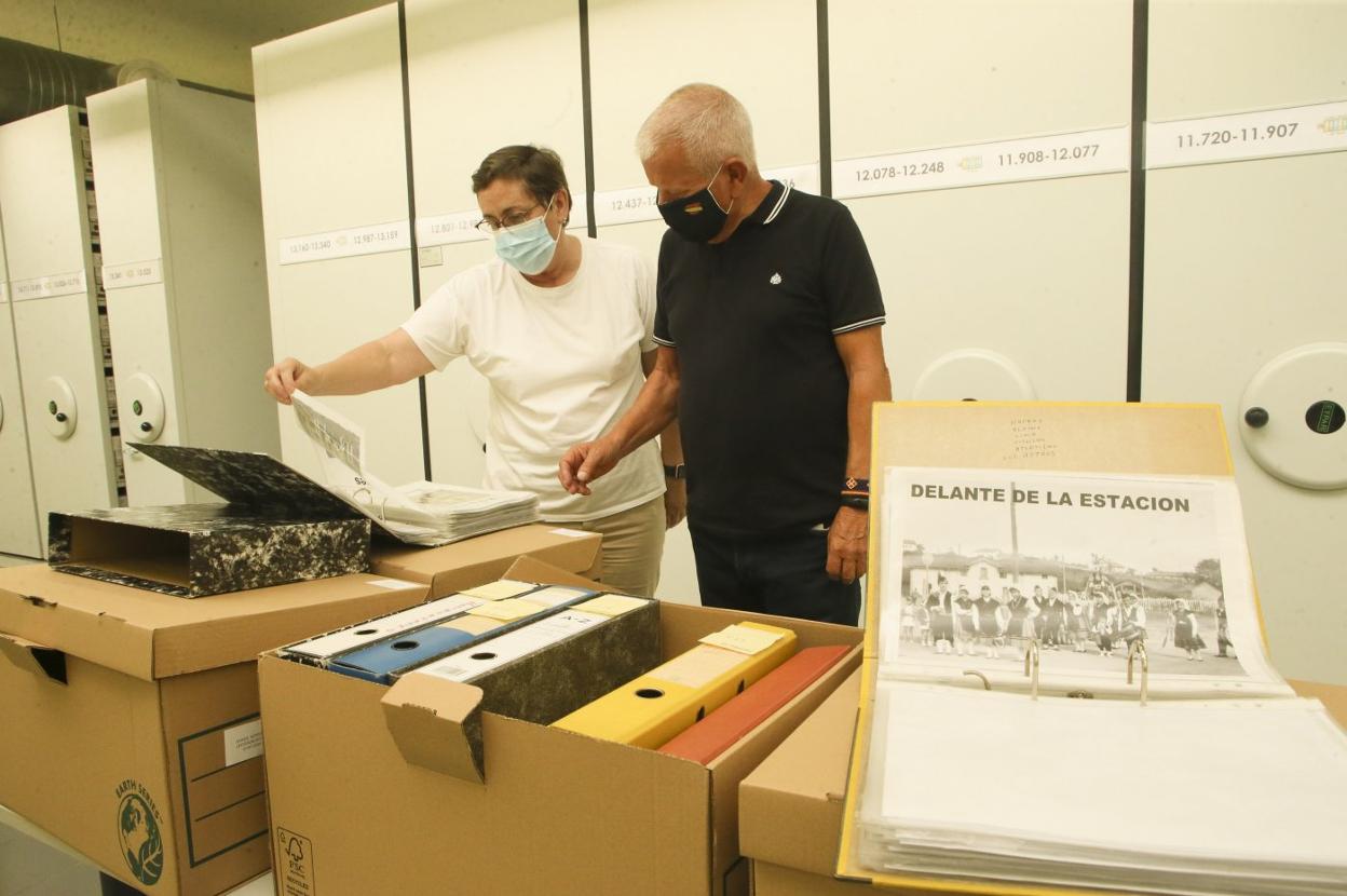 Ángel García y Rosa Villa con las 3.300 fotografías en el Archivo Municipal de Siero. 