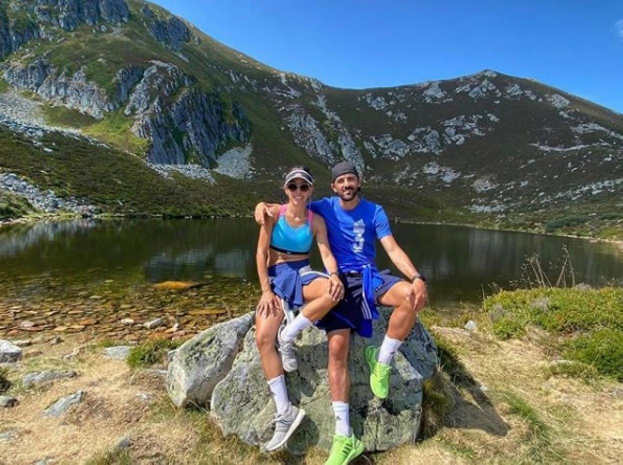 David Villa compartió esta foto junto a su mujer en el lago Ubales.