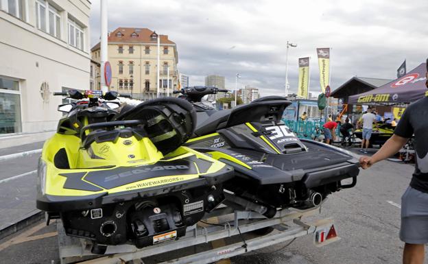 Galería. Los preparativos de este viernes en el entorno del puerto. 