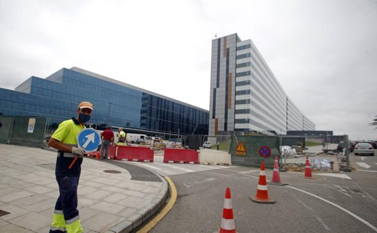 Un operario controla el tráfico en el corte de la calle Aldea Cerdeño.