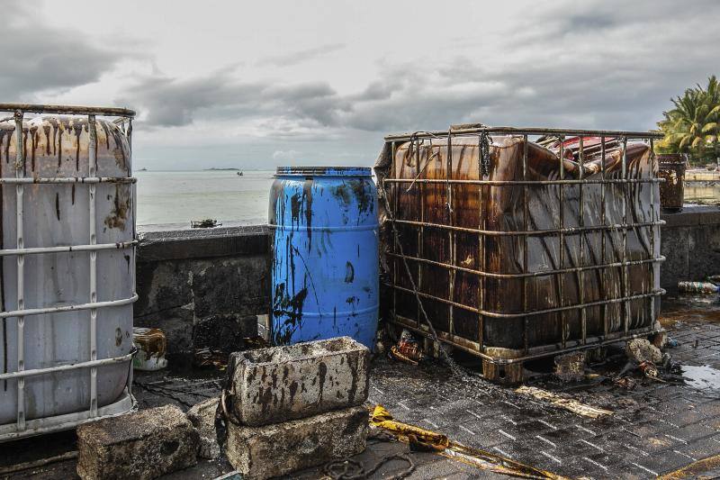 Las autoridades de Mauricio se hallan inmersas este martes en una carrera urgente para vaciar cuanto antes de combustible el barco varado frente a la isla de Mauricio antes de que se parta en dos, lo que provocaría un gran desastre ecológico.