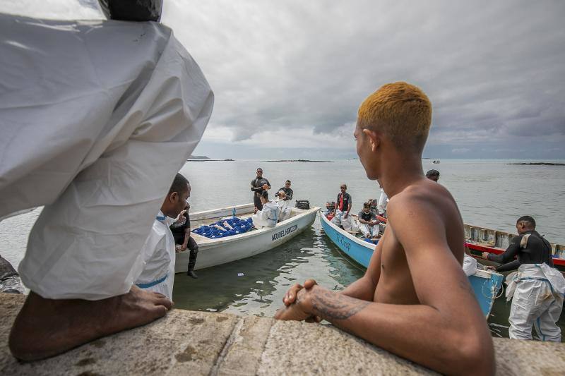 Las autoridades de Mauricio se hallan inmersas este martes en una carrera urgente para vaciar cuanto antes de combustible el barco varado frente a la isla de Mauricio antes de que se parta en dos, lo que provocaría un gran desastre ecológico.