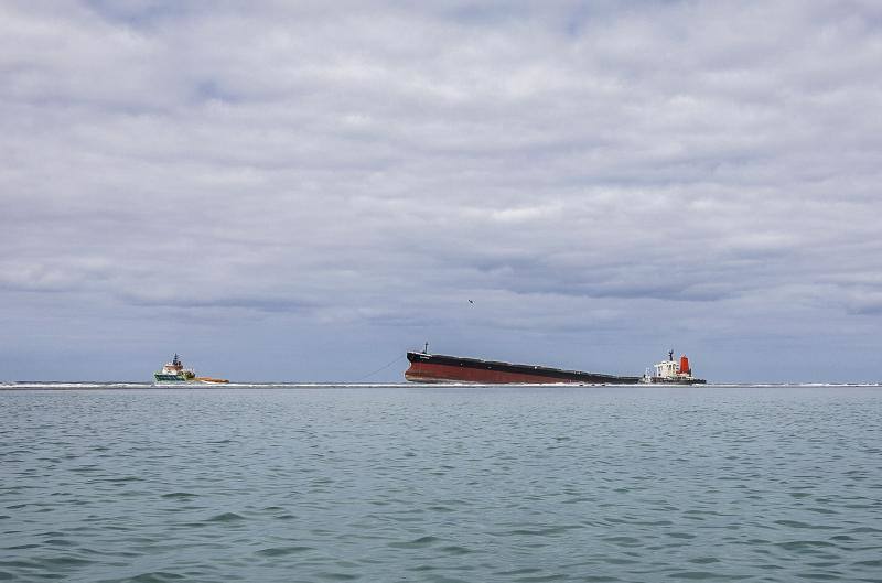 Las autoridades de Mauricio se hallan inmersas este martes en una carrera urgente para vaciar cuanto antes de combustible el barco varado frente a la isla de Mauricio antes de que se parta en dos, lo que provocaría un gran desastre ecológico.