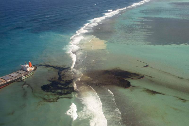 Las autoridades de Mauricio se hallan inmersas este martes en una carrera urgente para vaciar cuanto antes de combustible el barco varado frente a la isla de Mauricio antes de que se parta en dos, lo que provocaría un gran desastre ecológico.