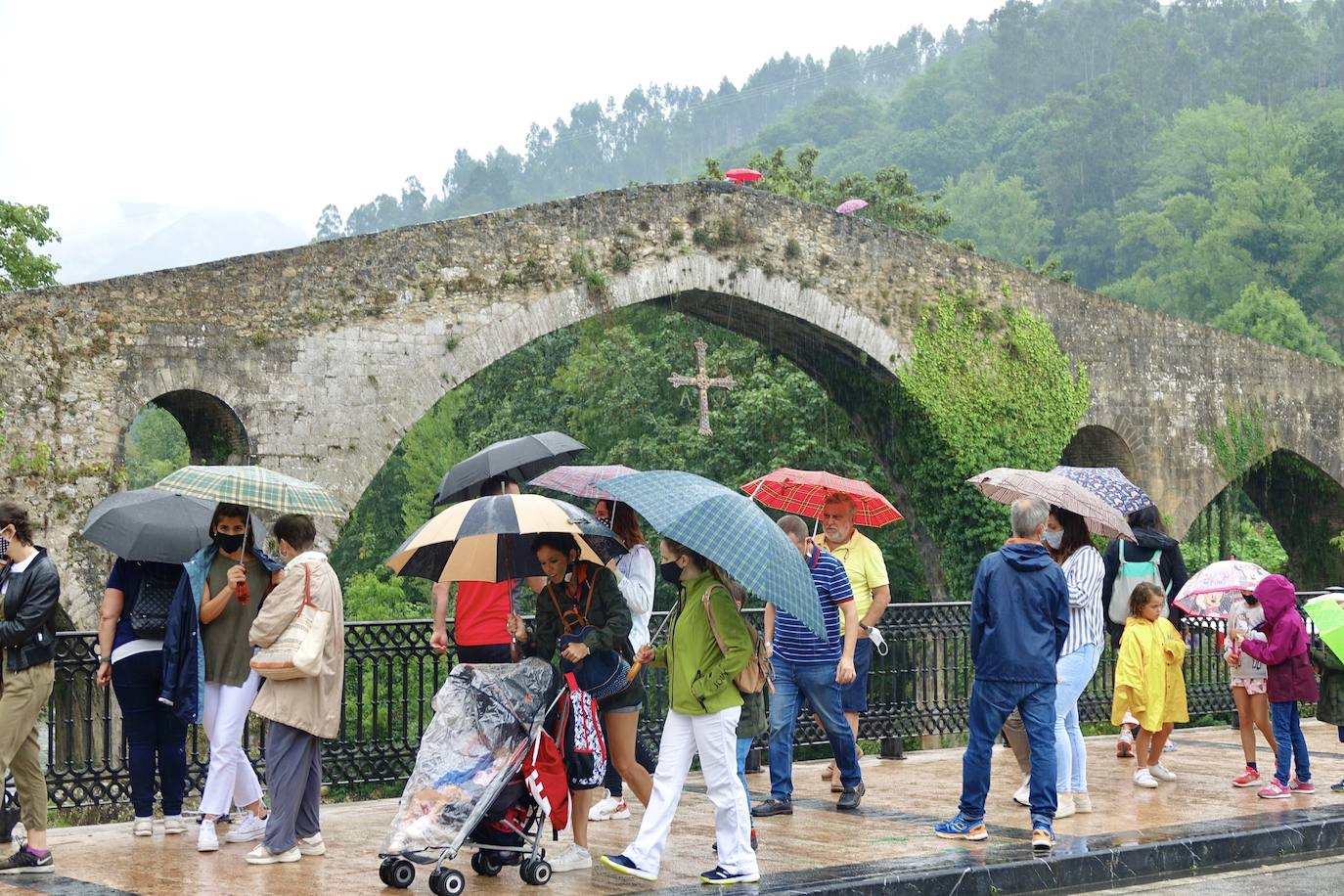 Los visitantes disfrutan de la región, de Oriente a Occidente. Las lluvias registradas no han desanimado las visitas a Covadonga o los paseos por Llanes y Gijón.