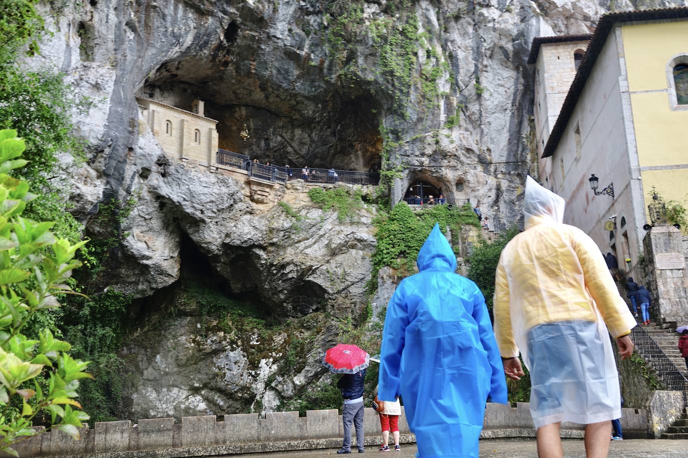 Los visitantes disfrutan de la región, de Oriente a Occidente. Las lluvias registradas no han desanimado las visitas a Covadonga o los paseos por Llanes y Gijón.