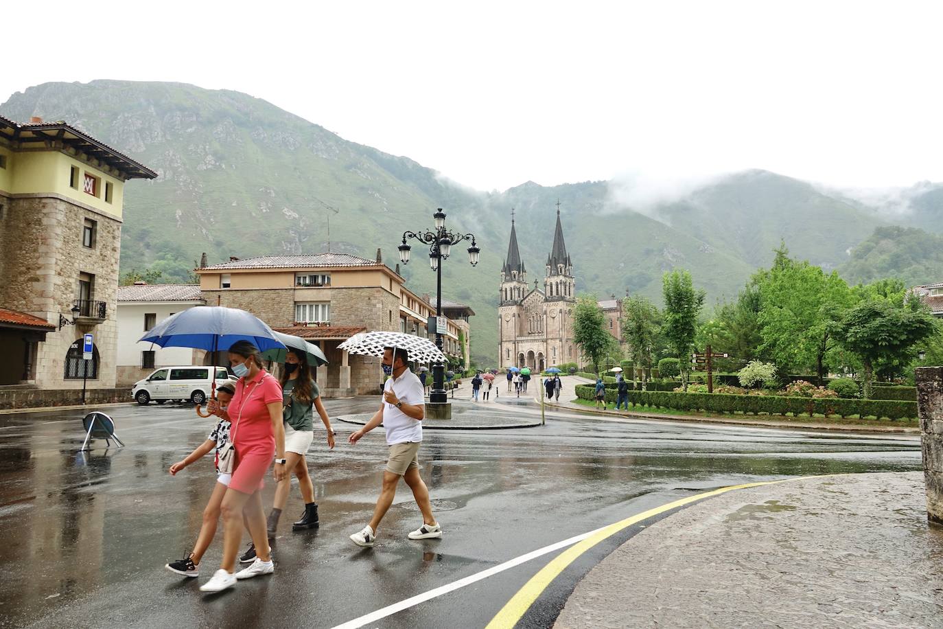 Los visitantes disfrutan de la región, de Oriente a Occidente. Las lluvias registradas no han desanimado las visitas a Covadonga o los paseos por Llanes y Gijón.