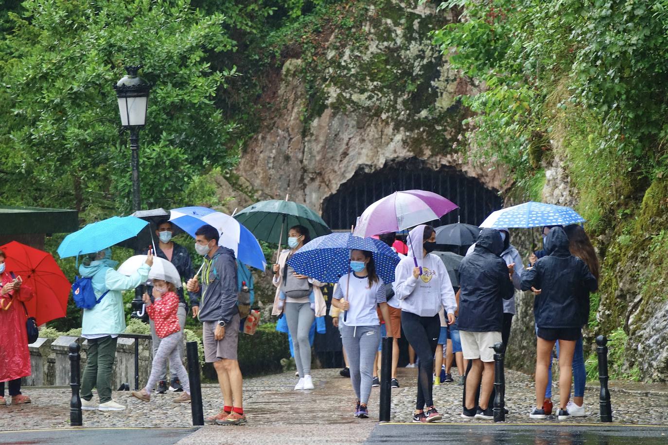 Los visitantes disfrutan de la región, de Oriente a Occidente. Las lluvias registradas no han desanimado las visitas a Covadonga o los paseos por Llanes y Gijón.