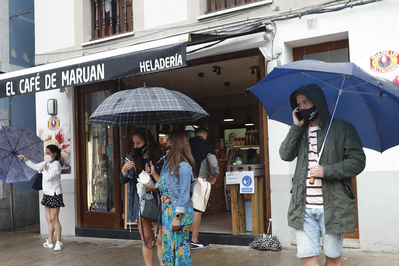 Los visitantes disfrutan de la región, de Oriente a Occidente. Las lluvias registradas no han desanimado las visitas a Covadonga o los paseos por Llanes y Gijón.
