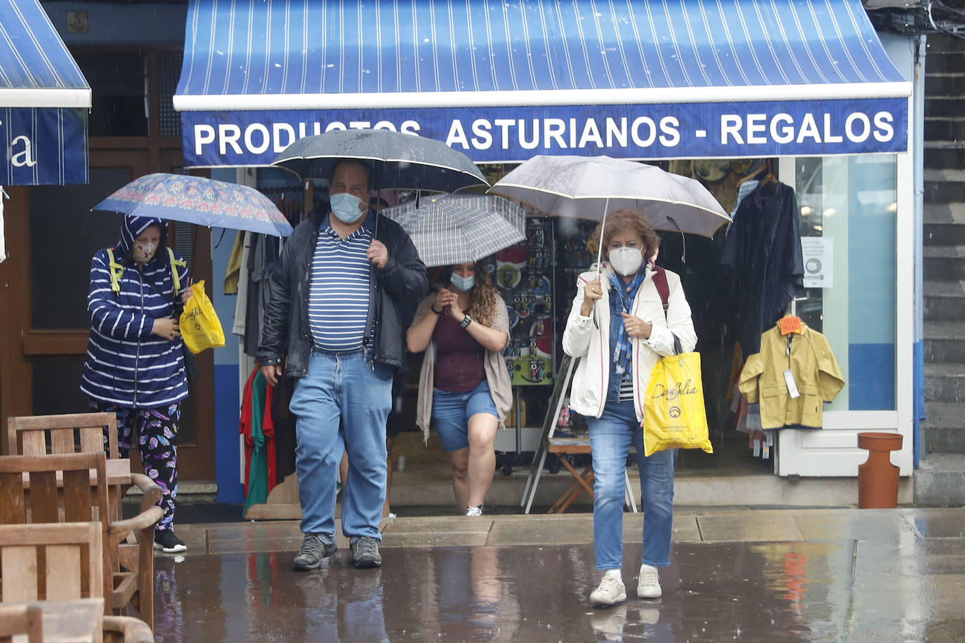 Los visitantes disfrutan de la región, de Oriente a Occidente. Las lluvias registradas no han desanimado las visitas a Covadonga o los paseos por Llanes y Gijón.