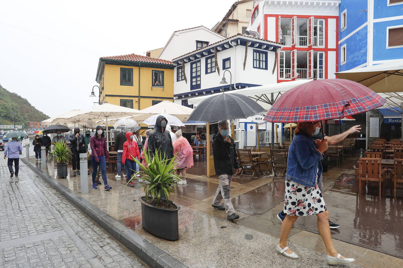 Los visitantes disfrutan de la región, de Oriente a Occidente. Las lluvias registradas no han desanimado las visitas a Covadonga o los paseos por Llanes y Gijón.