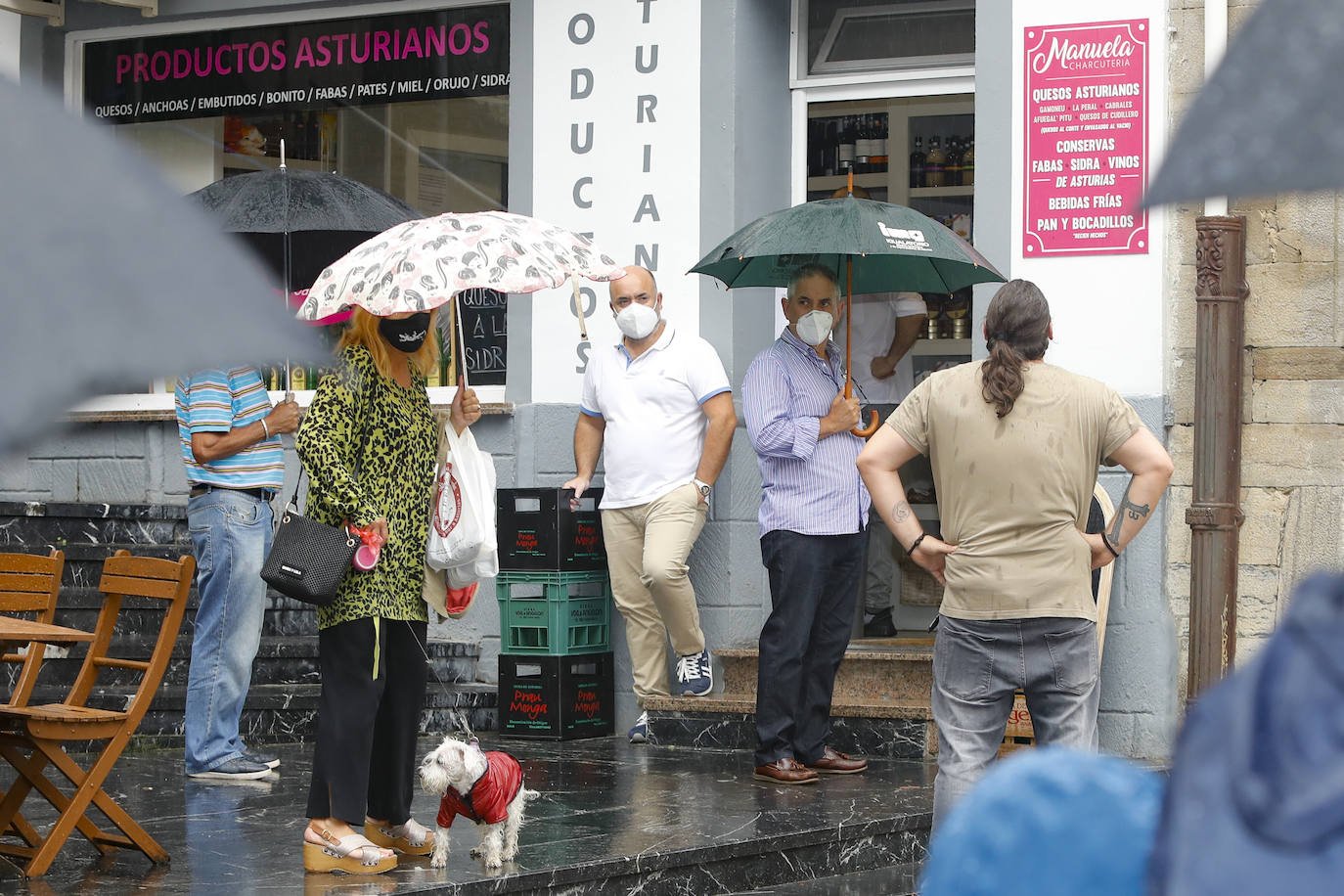 Los visitantes disfrutan de la región, de Oriente a Occidente. Las lluvias registradas no han desanimado las visitas a Covadonga o los paseos por Llanes y Gijón.