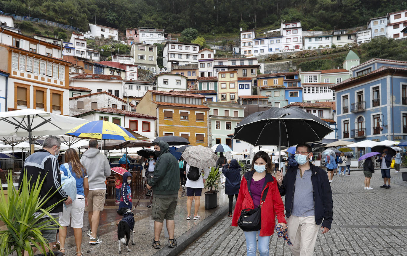 Los visitantes disfrutan de la región, de Oriente a Occidente. Las lluvias registradas no han desanimado las visitas a Covadonga o los paseos por Llanes y Gijón.