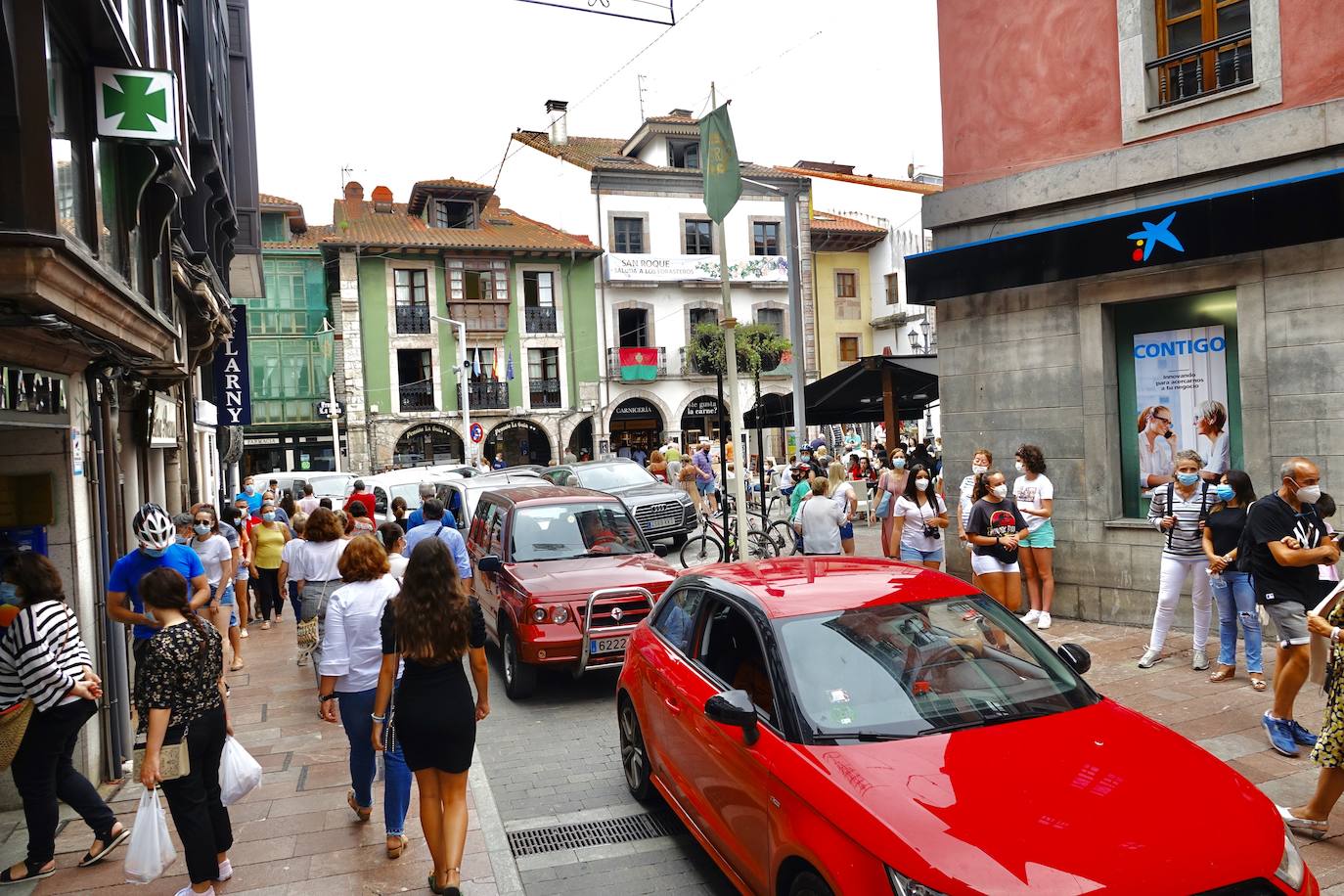 Los visitantes disfrutan de la región, de Oriente a Occidente. Las lluvias registradas no han desanimado las visitas a Covadonga o los paseos por Llanes y Gijón.