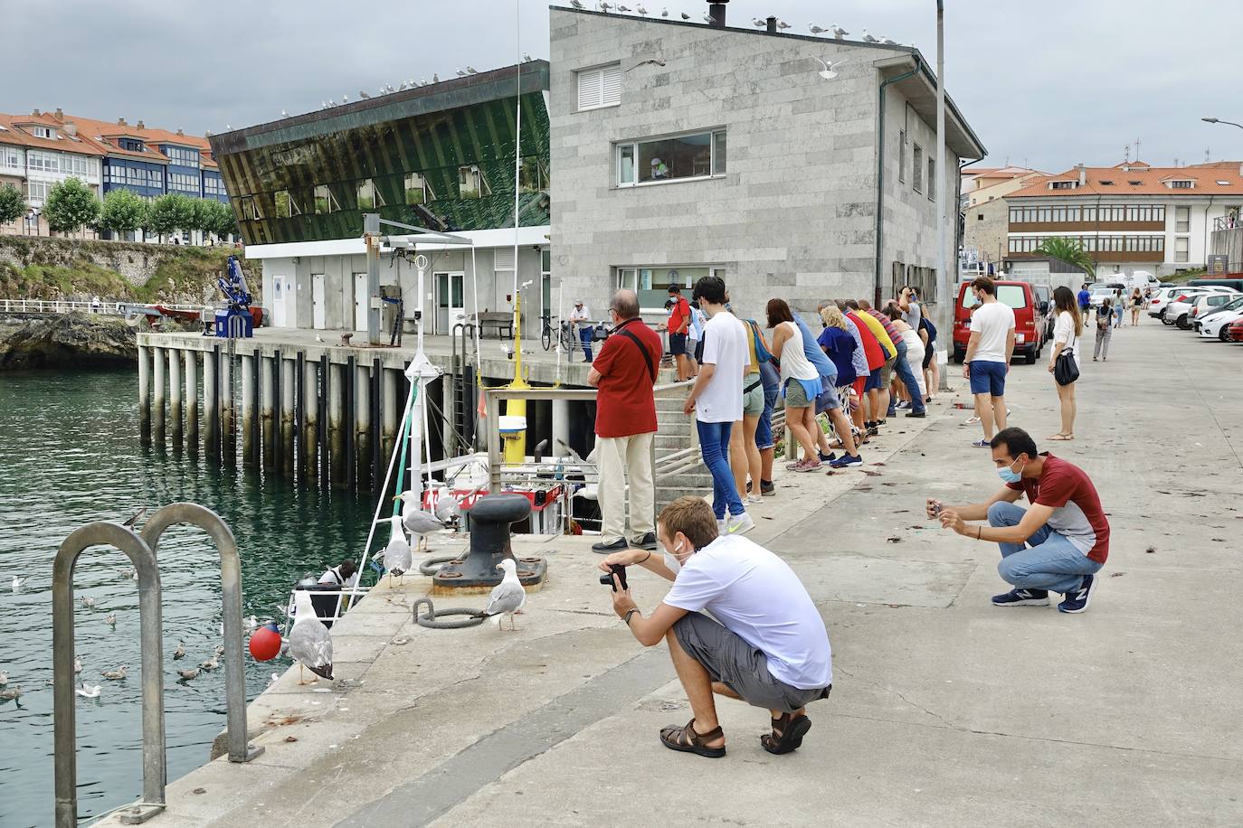 Los visitantes disfrutan de la región, de Oriente a Occidente. Las lluvias registradas no han desanimado las visitas a Covadonga o los paseos por Llanes y Gijón.