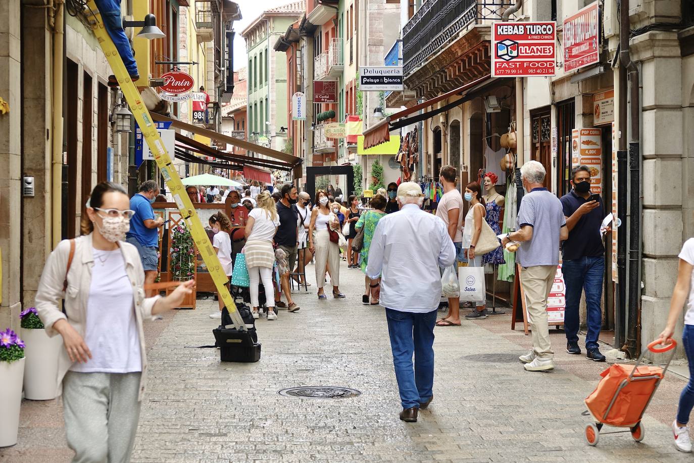 Los visitantes disfrutan de la región, de Oriente a Occidente. Las lluvias registradas no han desanimado las visitas a Covadonga o los paseos por Llanes y Gijón.