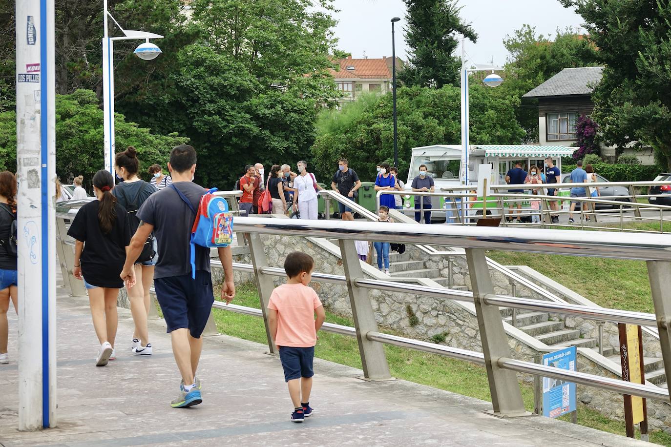Los visitantes disfrutan de la región, de Oriente a Occidente. Las lluvias registradas no han desanimado las visitas a Covadonga o los paseos por Llanes y Gijón.