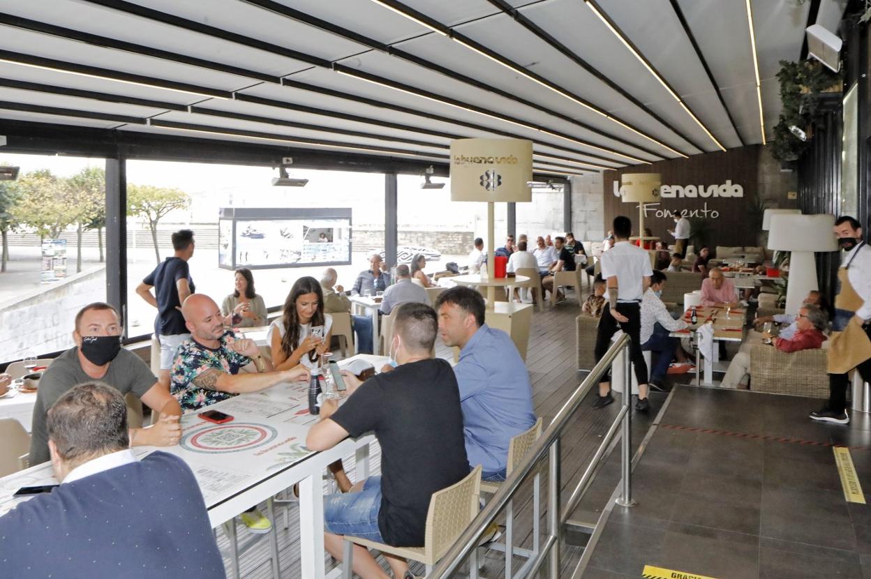 Comida celebrada en La Buena Vida para apoyar al hostelero que cerró durante diez días ante un primer positivo. 