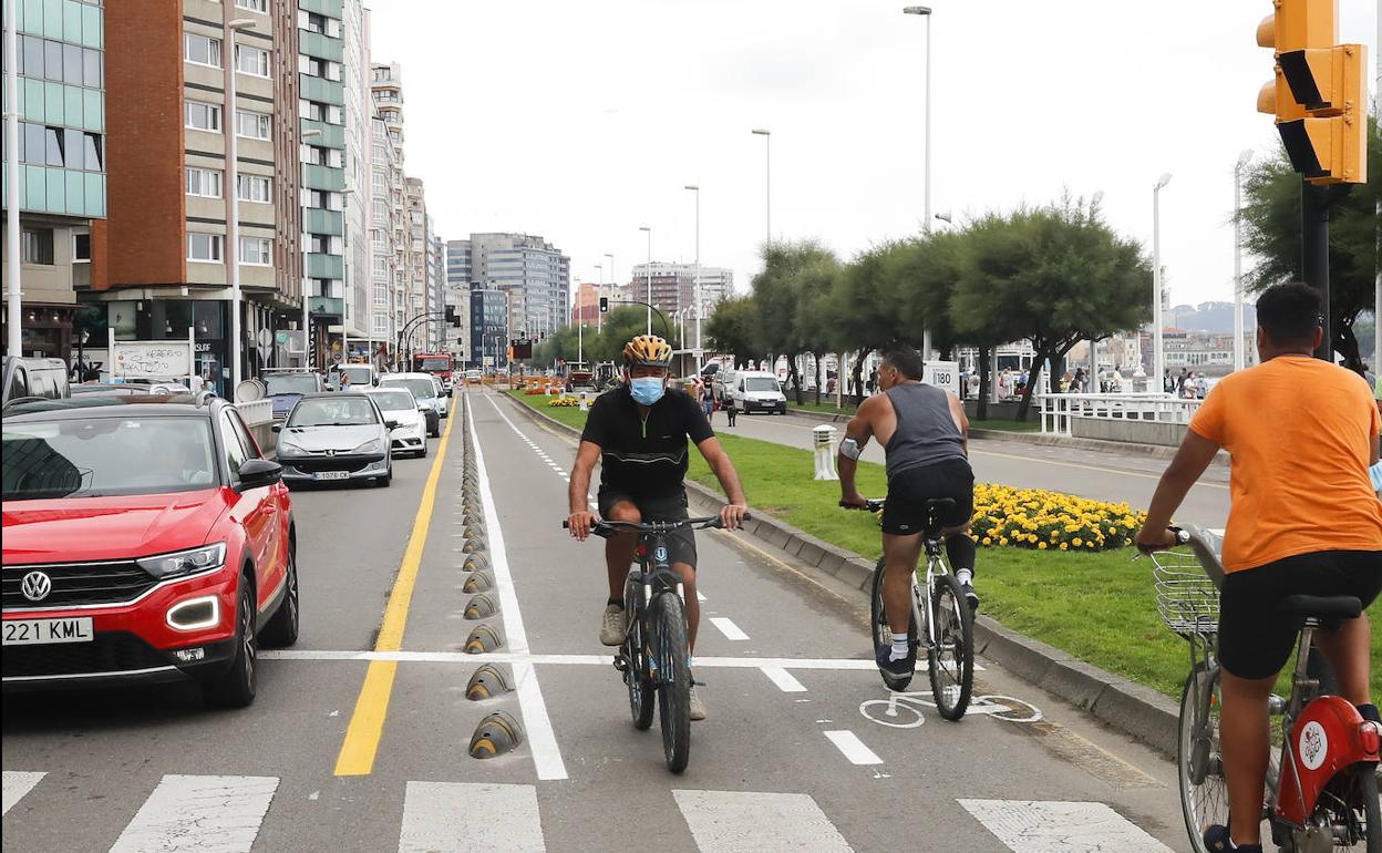 Tráfico en el Muro de San Lorenzo en Gijón. 