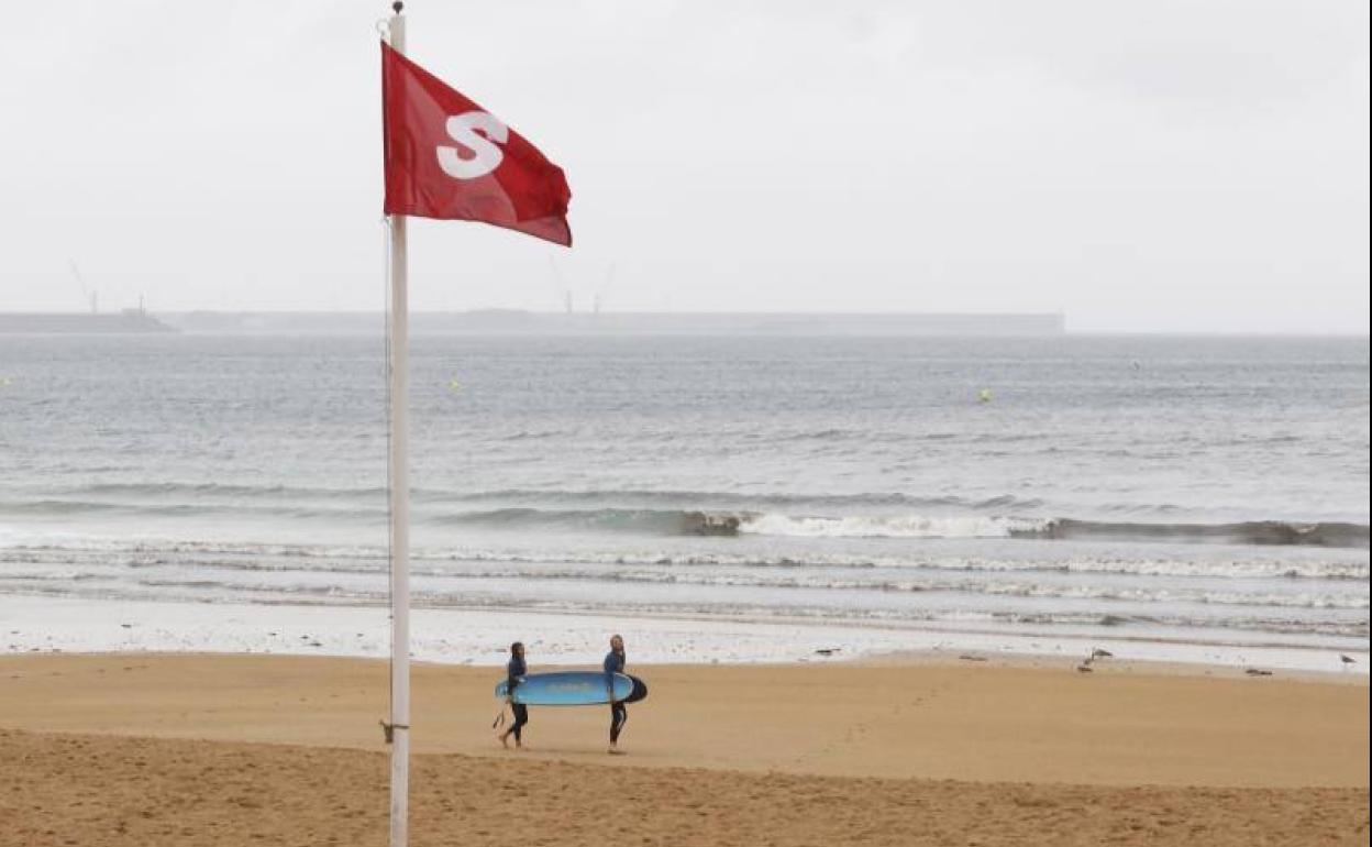 Bandera roja en la playa de San Lorenzo esta tarde.