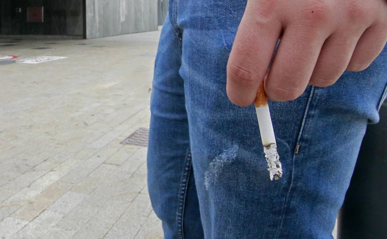 Galicia quiere prohibir que se fume en espacios públicos para frenar la expansión del coronavirus. 