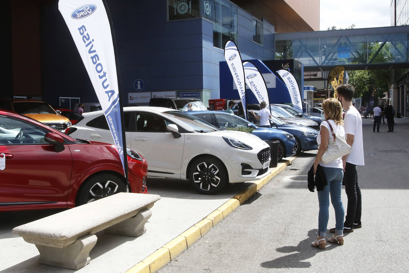 Los concesionarios llegan al recinto con suculentas ofertas