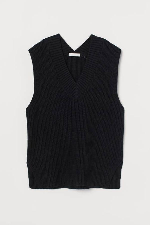 Chaleco de punto en color negro de H&M, 19,99 euros.