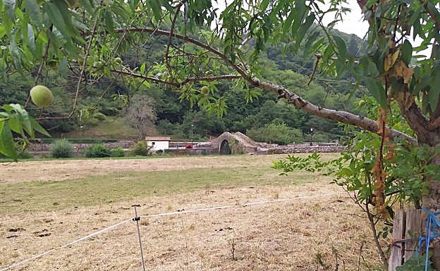 Vista del puente romano que tendremos que tomar a la salida de Tuña. 