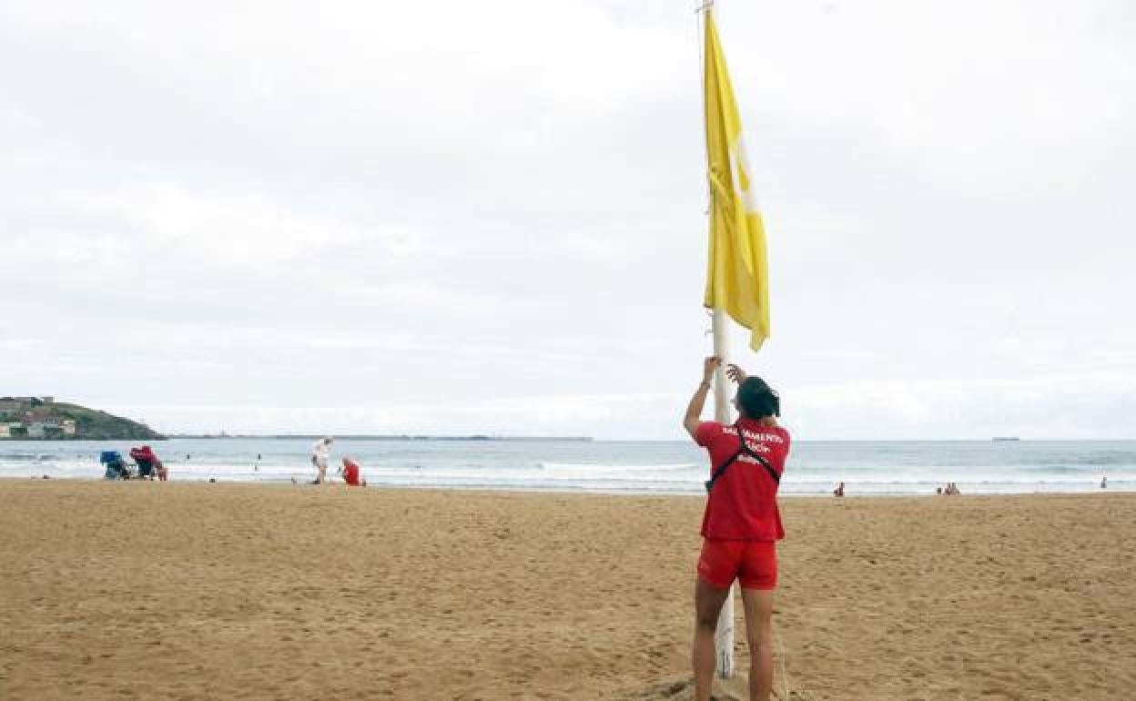 La playa de San Lorenzo, este jueves con bandera amarilla.