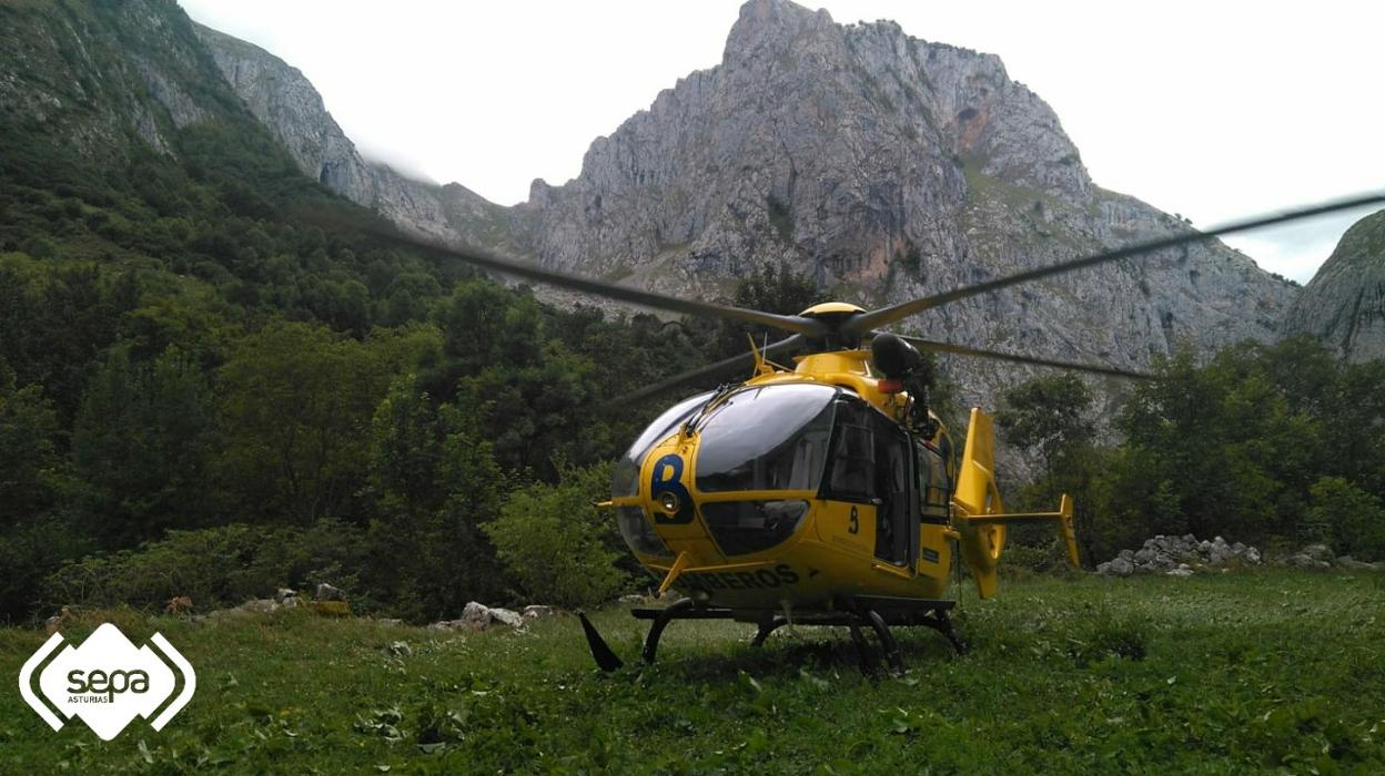 El helicóptero, durante el rescate. 