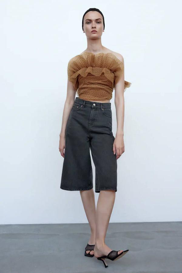 Cuerpo cropped de tul con escote recto y aplicación de volantes de Zara, 35,95 euros.