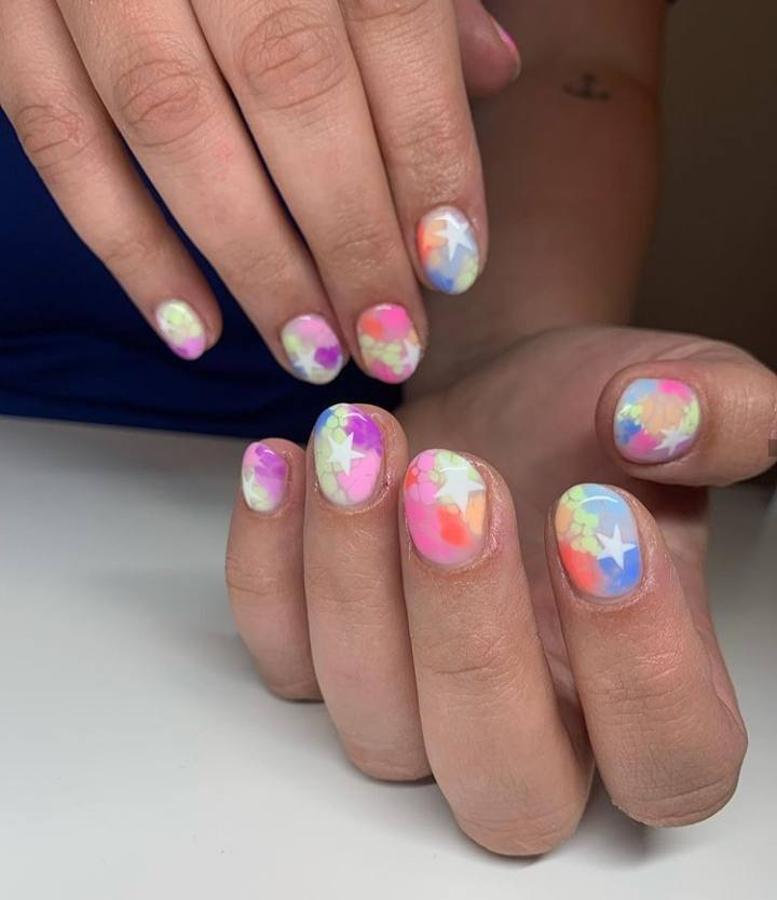 Los colores pastel vuelven a ser tendencia cada verano y este en concreto se han adueñado de la mayoría de diseños de uñas. Evidencia de ello, es que están presentes en la mayoría de manicuras de Instagram y en todo tipo de diseños. Desde diseños con degradados, colores lisos, con pan de oro, pegatinas, diseños abstractos, tipo nube o incluso tie-dye. Todo vale para incluir este tipo de colores llamativos y salirse de las manicuras más clásicas. Si lo que necesitas es inspiración, aquí hemos recopilado algunos de los diseños más originales que hemos encontrado en Instagram ¿Cuales son tus favoritos?