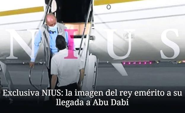 La instantánea difundida por Nius de Don Juan Carlos bajando la escalinata de un jet privado en un aeropuerto de Abu Dabi.