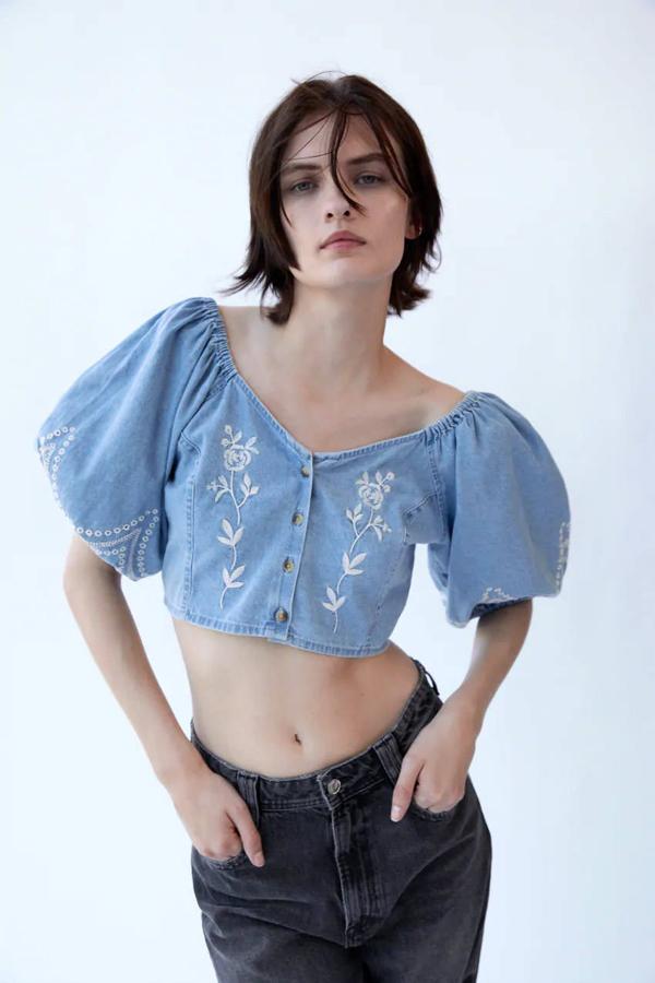 Top denim con bordados de Zara, 25,95 euros.