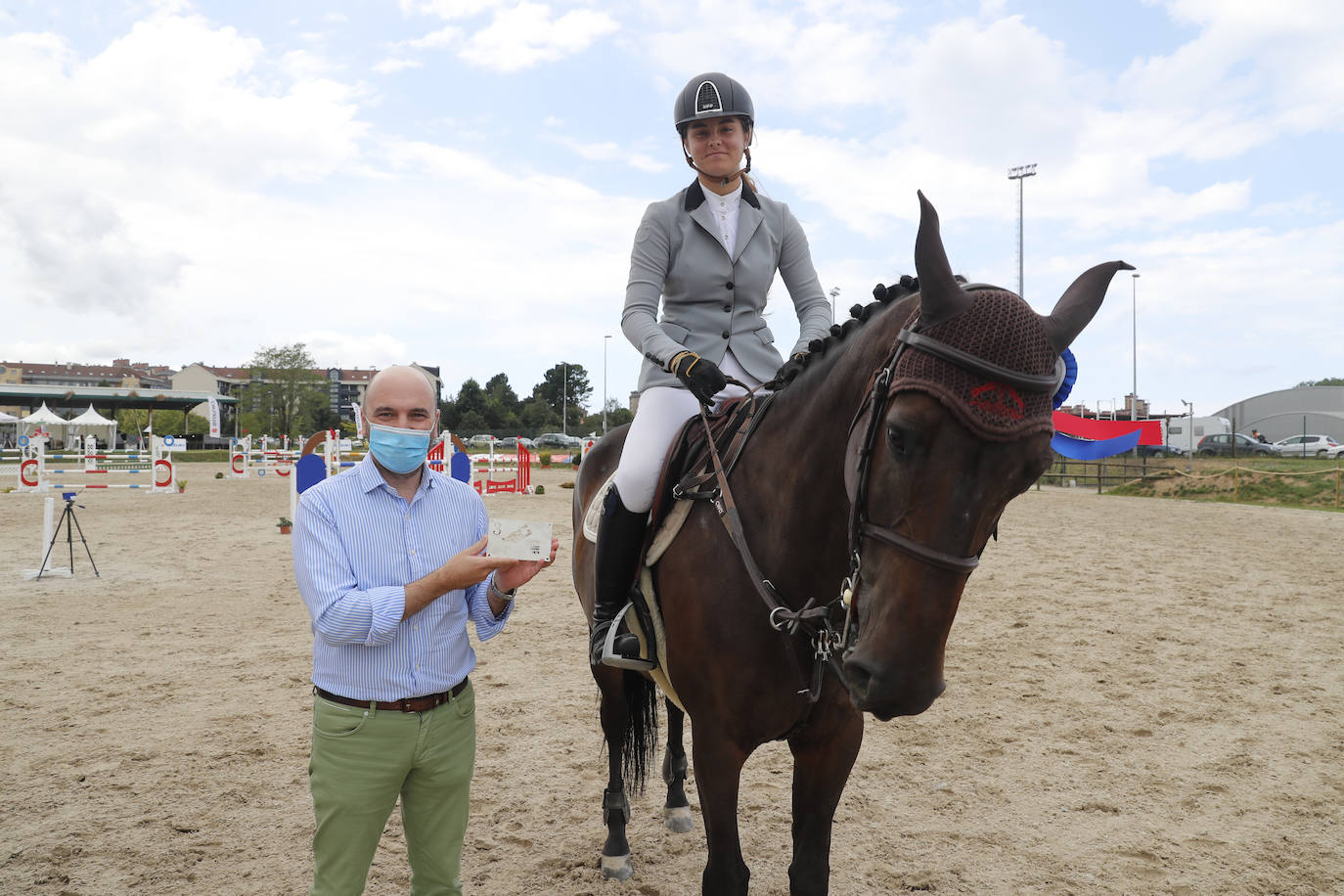 Entrega del Premio EL COMERCIO de la prueba hípica en el Chas
