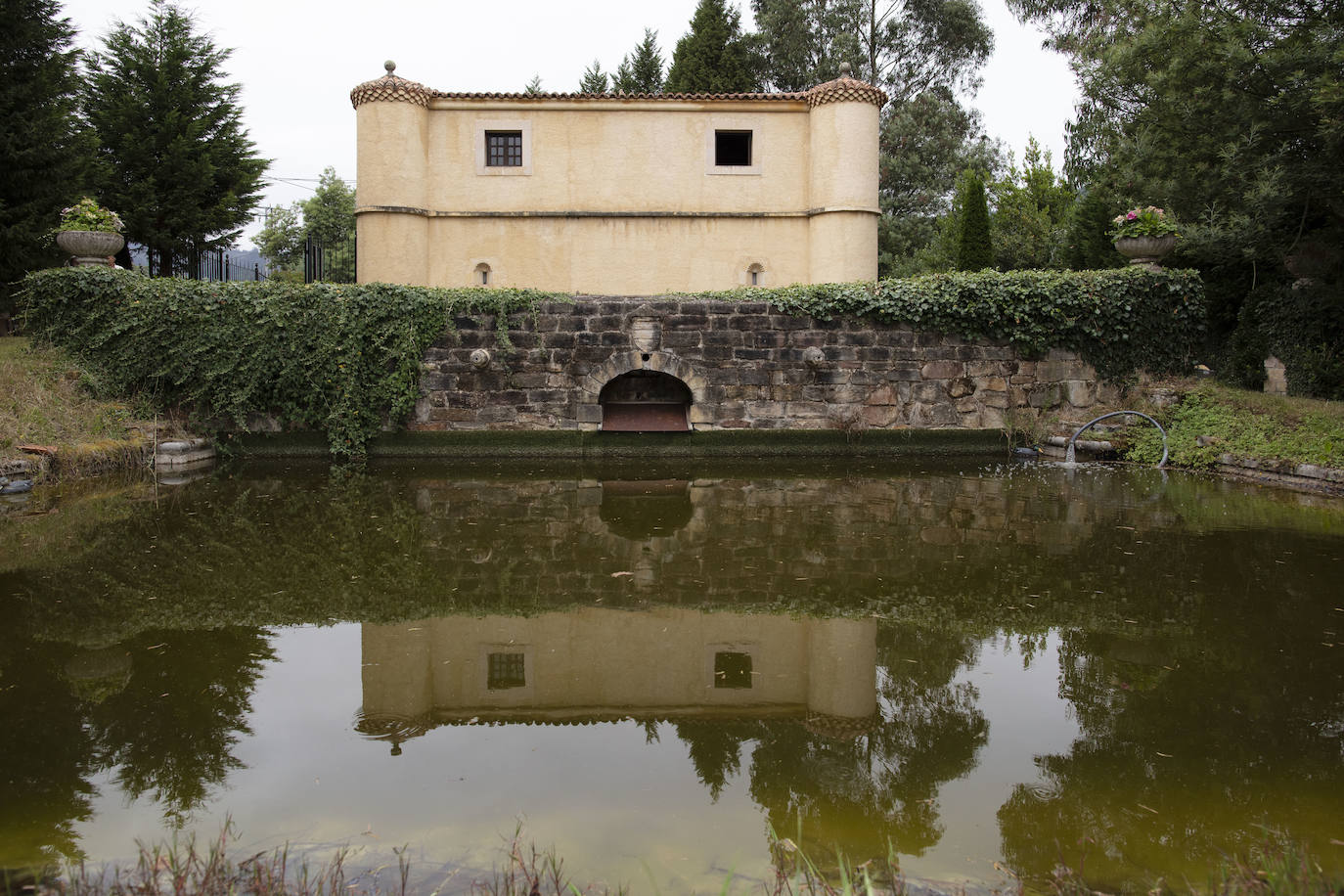 En Villaviciosa. El edificio se ha reconstruido siguiendo los cánones de la arquitectura señorial asturiana, con torre, capilla y estanque.