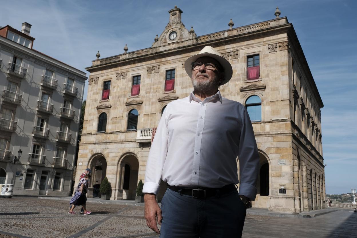 Víctor García, en la plaza Mayor. 